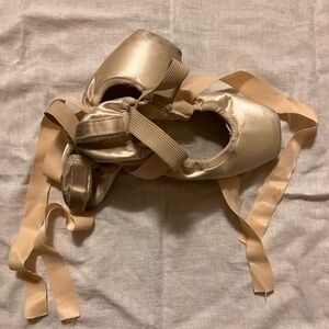 Old very used pointe shoes